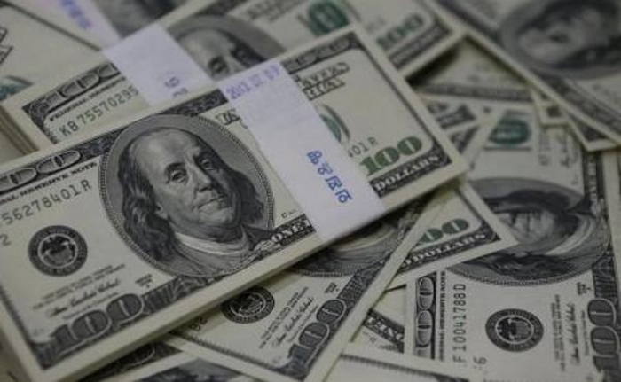 الدولار يقفز لأعلى مستوى في أكثر من 8 أشهر
