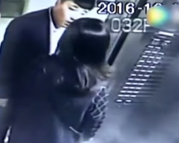 بالفيديو : طلبت منه الامتناع عن التدخين في المصعد فضربها وهرب