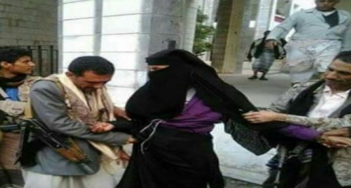 الحوثيون يعتدون على نساء محتجات .. ويجبرون طلاب المدارس على التوجه للجبهات