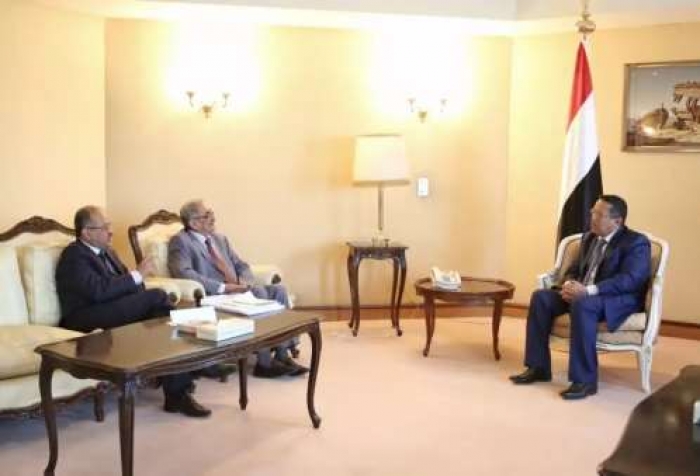 بن دغر يوجه المالية والبنك المركزي العودة الى عدن وصرف المرتبات بأسرع وقت