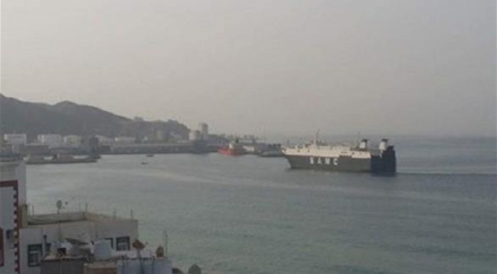 الإماراتيون يهدون ميناء المكلا قاطرة بحرية حديثة