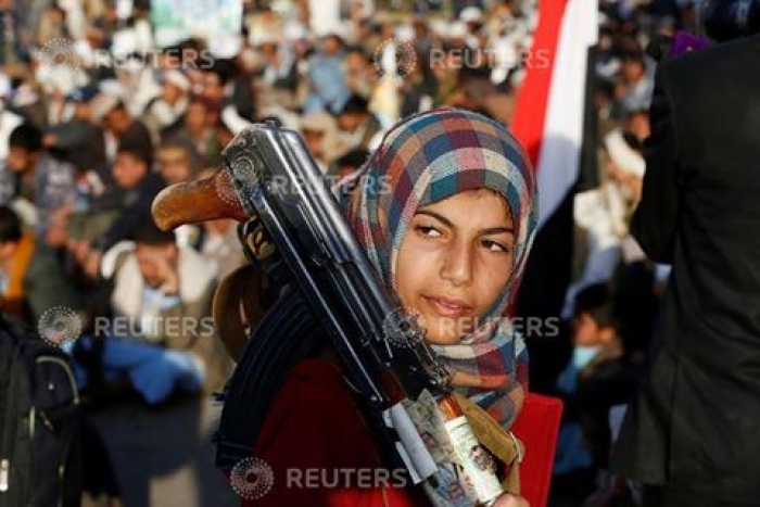 شاهد صورة "المقاتلة" الحوثية التي نشرتها "رويترز" واشعلت مواقع التواصل الاجتماعي