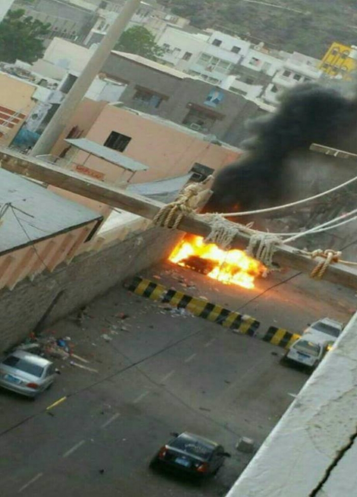 صورة مأساة : منزل تهدم وسكانه بداخله نائمين في ملعب الحبيشي اكبر المتضررين من تفجير البنك المركزي بعدن