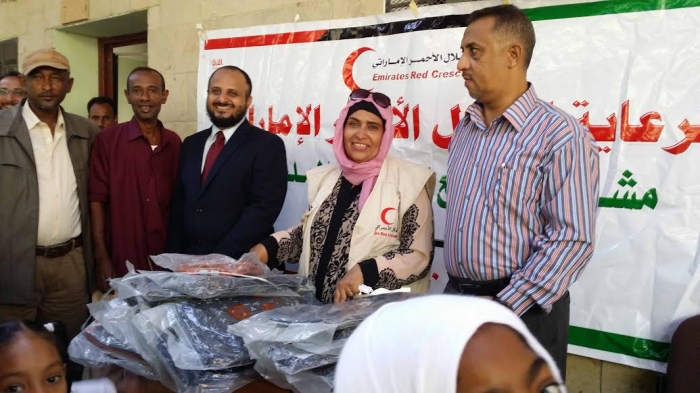 الهلال الأحمر الإماراتي يستكمل توزيع الحقائب المدرسية في عدن