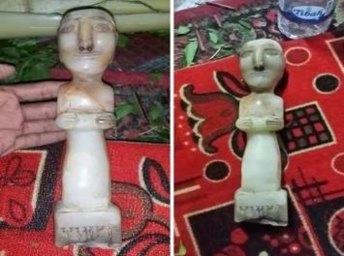 بالصورة : مواطن يمني يعرض قطعة أثرية يمنية نادرة للبيع على فيسبوك تشعل غضب عارم