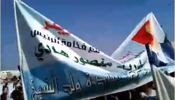 بالفيديو : حشود تصل إلى ساحة العروض بخور مكسر للمشاركة في فعالية جماهيرية مؤيدة للرئيس هادي