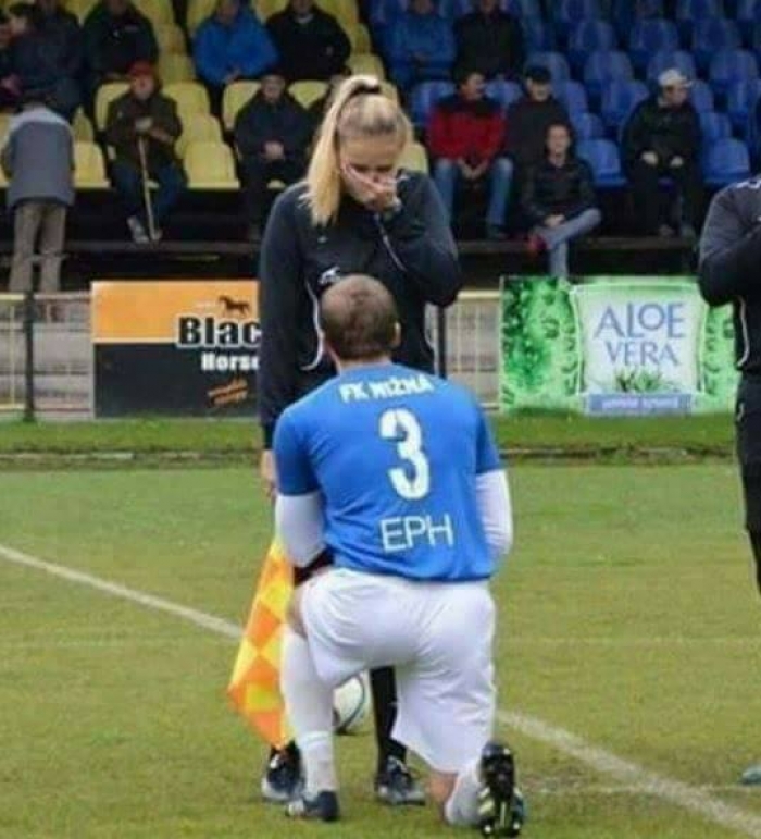 بالفيديو.. لاعب يقدم خاتم الزواج لصديقته "  الحكم " داخل أرض الملعب