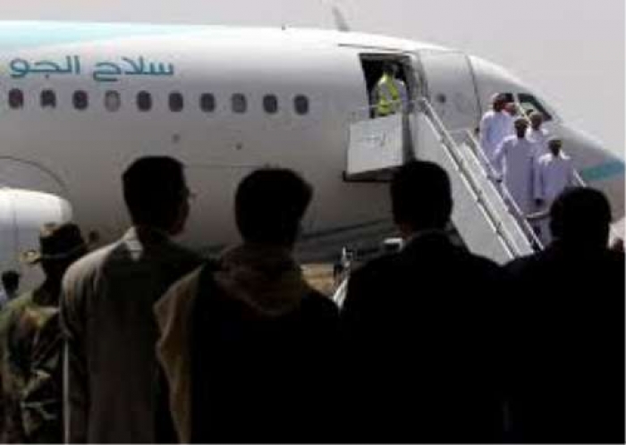 ناشطون : الطائرة العمانية بصنعاء  تنقل ( المتفرطات) لا الجرحى