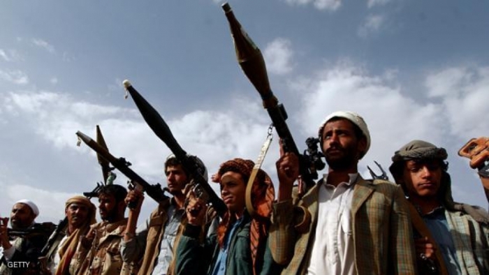 الحوثيون ينهبون مرتبات الموظفين