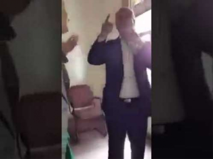 شاهد بالفيديو : دكتورة شجاعة تسكت وتطرد رئيس جامعة صنعاء المعين من قبل الحوثيين .. ولا تخاف مسلح حوثي يهددها بالسلاح