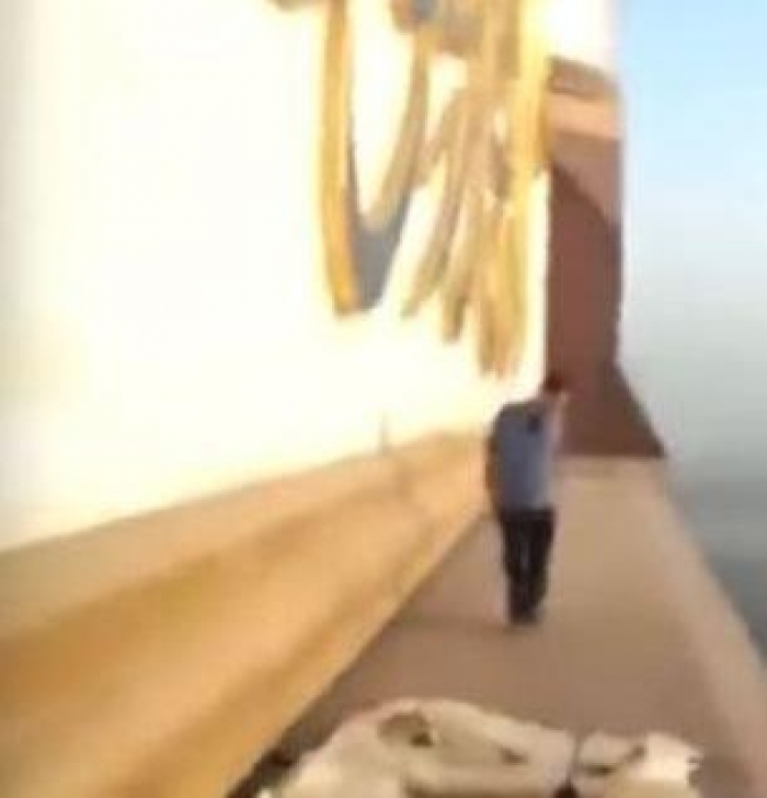 شاهد بالفيديو.. شاب سعودي يتجول على حافة برج "ساعة مكة" معرضاً حياته للخطر
