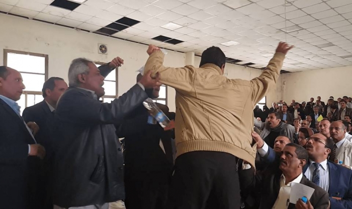 حوثيون يهاجمون أكاديميين بجامعة صنعاء وأحدهم يعتدي على الدكتورة "فاتن عبده".. و نائب رئيس الجامعة يعلن استقالته