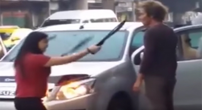 فيديو .. شاهد المرأة "المفترية" كيف حلت مشاكلها الزوجية بالساطور