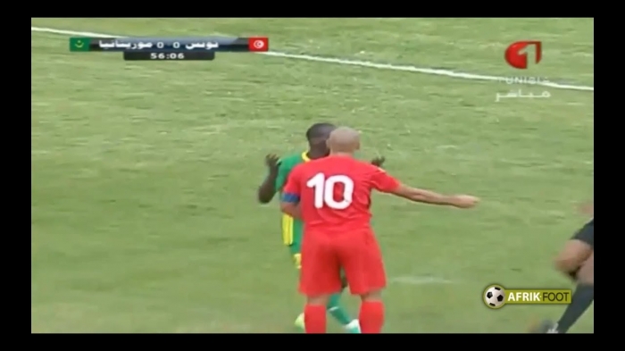 لاعب تونسي يوجه لكمة قوية إلى وجه نظيره الموريتاني “فيديو”