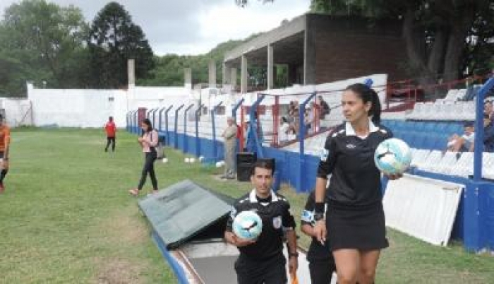 الحكم كلاوديا تدخل تاريخ كرة القدم في أوروجواي