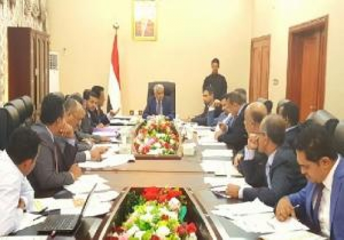 الحكومة اليمنية توصي بضرورة استكمال عملية صرف رواتب الموظفين عبر مكاتب البريد