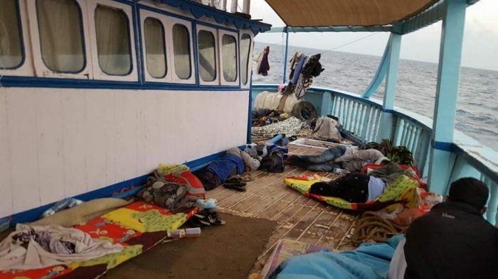 المسافرون يناشدون وزارة الخارجية بالصور .. احتجاز 56 مسافراً يمنياً في مينا بربره الصومالي