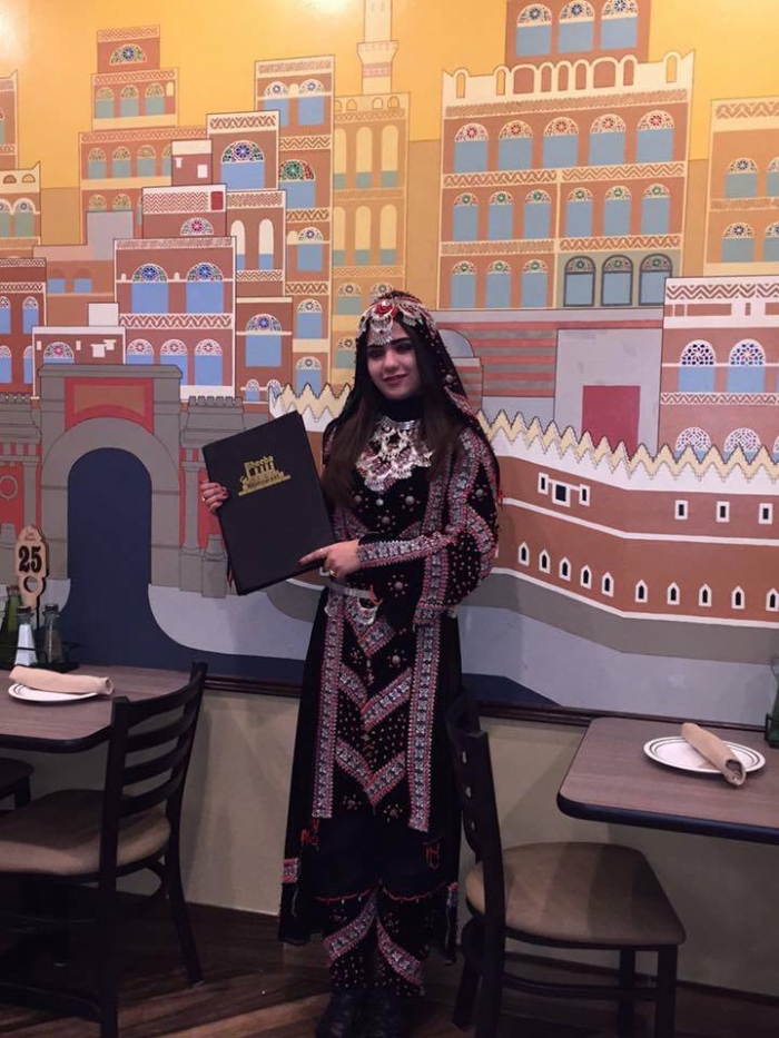 شاهد بالصورة .. مطعم في يقدم مأكولات يمنية بالزى الشعبي التقليدي في أمريكا