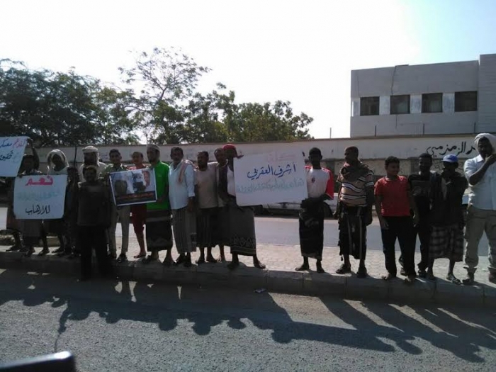عدن : مواطنون يحتجون مطالبين الجهات الأمنية بتنفيذ القصاص على قتلة احد قيادة المقاومة في دار سعد