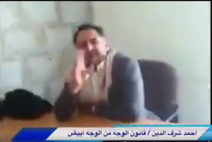 شاهد بالفيديو : مشرف حوثي يعتدي على ضابط امن امام زملائه في صنعاء والاخير يردد "عيب عليك ياابو ايمن انا ميري"!