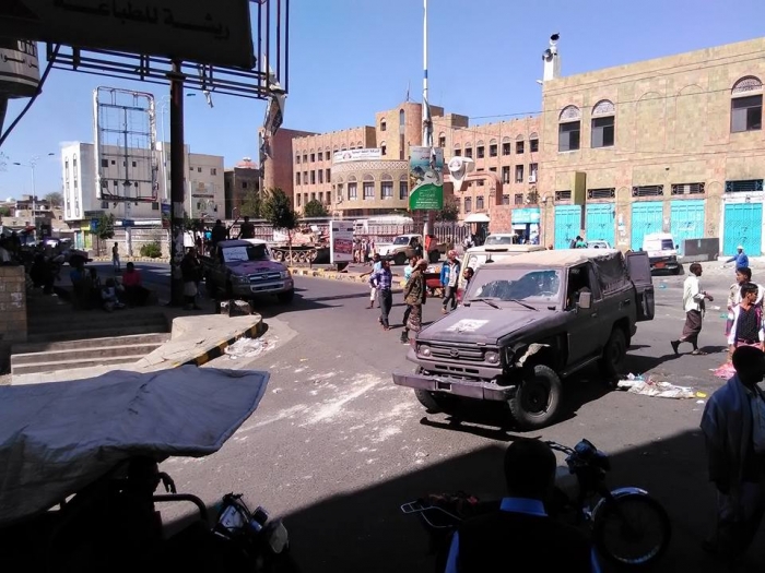 وحدات من الجيش تقطع " شارع جمال " وسط مدينة تعز بالأطقم والمدرعات (صور)