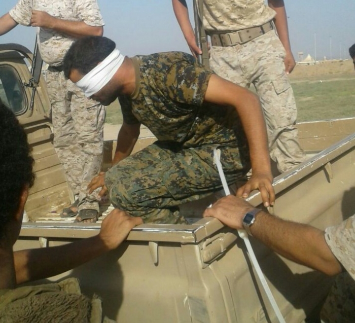 شاهد الصورة : قيادي حوثي في قبضة ابطال الجيش بمعركة حرض