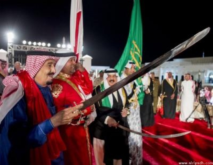 بالصور .. الملك السعودي سلمان بن عبد العزيز يؤدي رقصة العرضة في البحرين