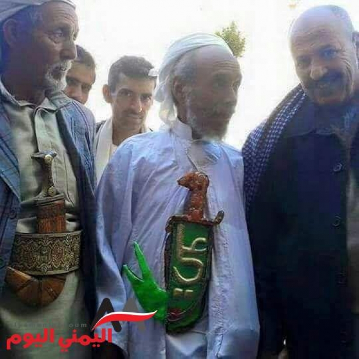 شاهد صورة لمسن من أنصار الحوثي اثناء مشأركته في احتفالية المولد النبوي بالسبعين تشعل مواقع التواصل الاجتماعي
