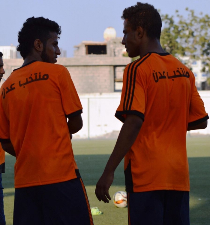 شاهد الصور : منتخب عدن يستعد لبطولة الشهيد جعفر بالعزيمة والموز والعصير ويتنقل بالشاحنات