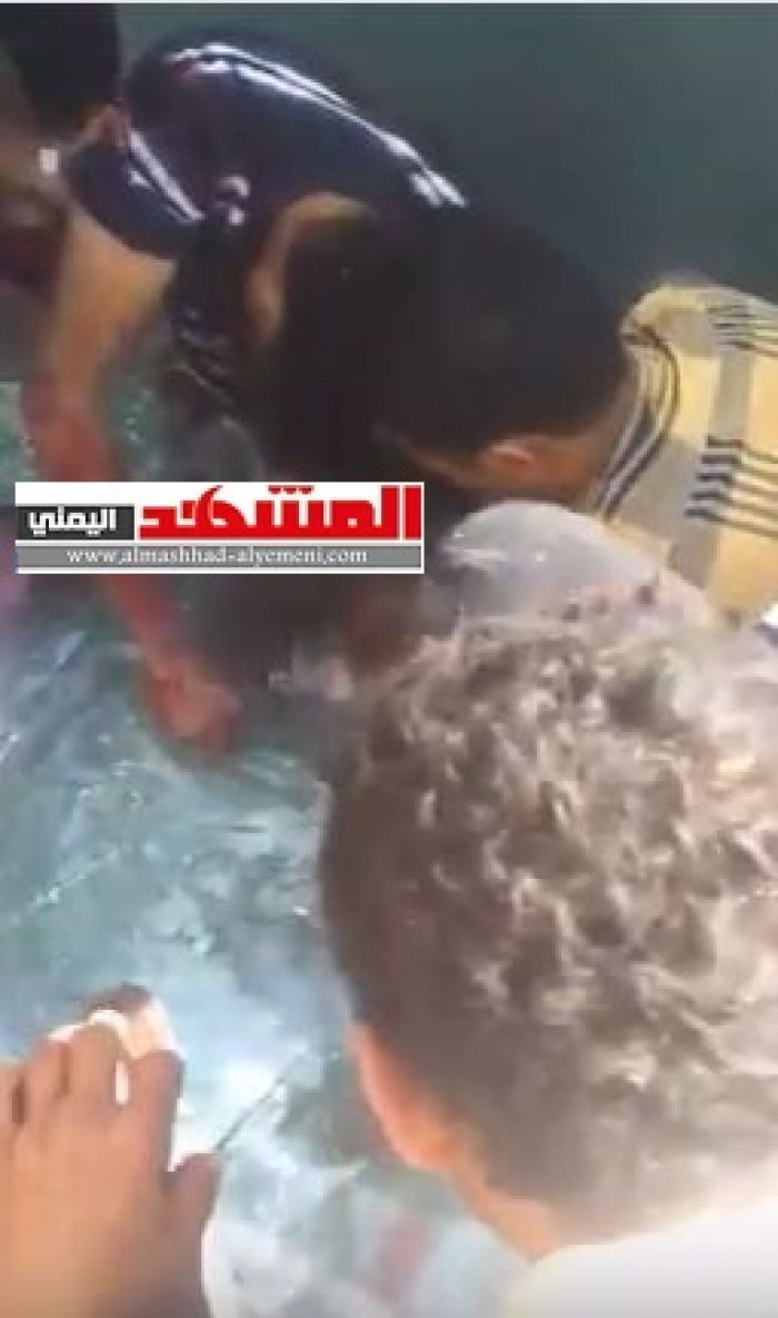 "فيديو مؤلم" وفاة شاب أمام زوجته وأطفاله في حادثة مروعة بمدينة إب