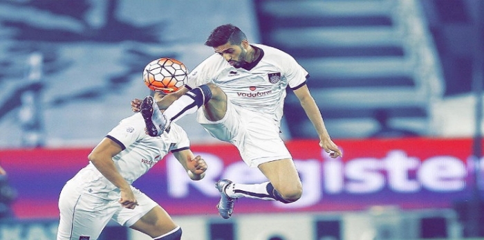 لقطة طريفة : لاعب قطري يسدد ركلة جزاء بكلتا قدميه (فيديو)