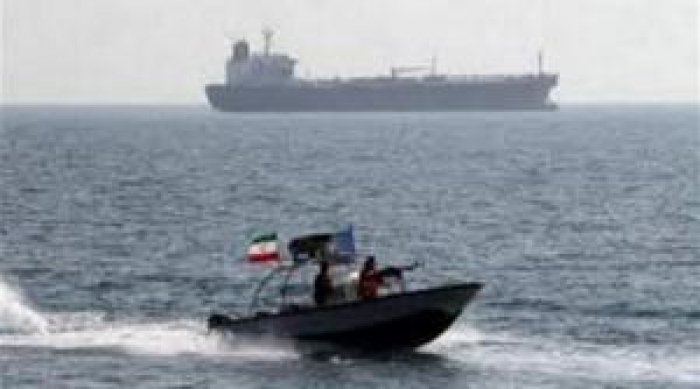 زوارق إيرانية تجوب بحر العرب لمد الحوثيين بالاسلحة