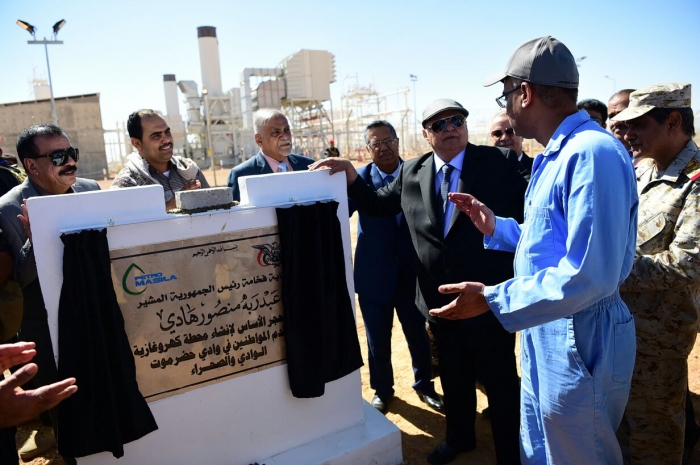 الرئيس هادي يضع حجر الأساس لمحطة غازية بقدرة 25 ميجاوات في حضرموت (صورة)