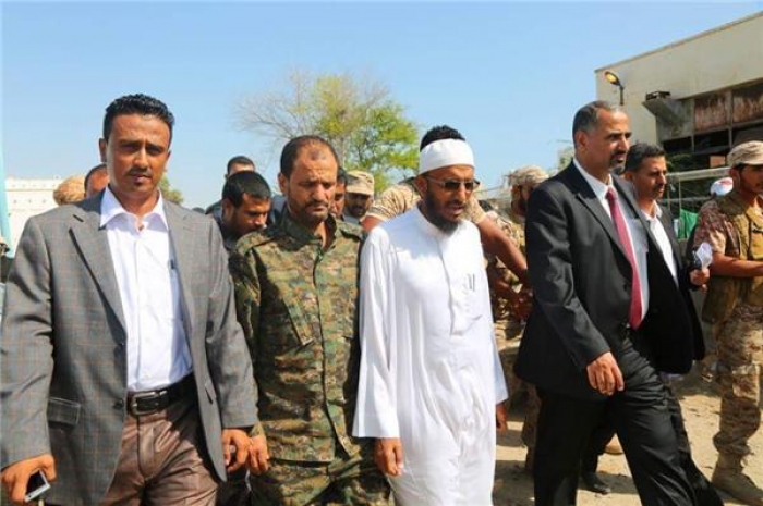 محافظ عدن يتسلم 70 طن من الادوية والمستلزمات الطبية مقدمة من دولة الكويت