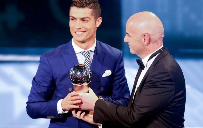 كريستيانو رونالدو ينال جائزة أفضل لاعب في العالم
