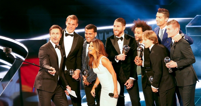 كريستيانو رونالدو ينال جائزة أفضل لاعب في العالم " تفاصيل الجوائز وصور )