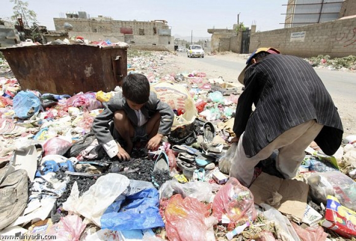 القمامة والحوالات والمدخرات مصدر معيشة اليمنيين في عهد الحوثيين «فيديو»