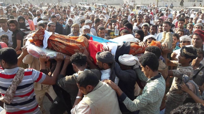 نظرة الوداع الأخيرة على جثمان الشهيد القائد عمر بعد استقبال حاشد وسط الزغاريد والأهازيج الحماسية "صور"