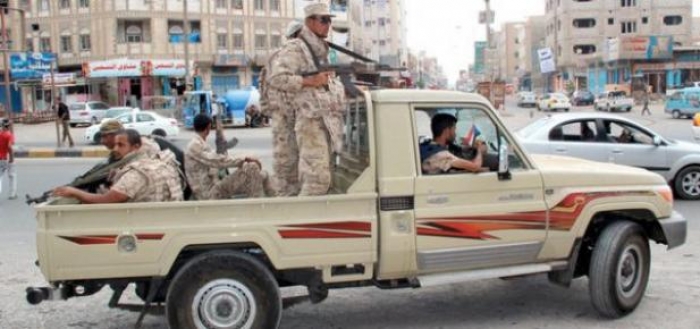 عدن : الحكومة تناقش إخراج للمعسكرات وإعادة هيكلة للألوية المقاتلة
