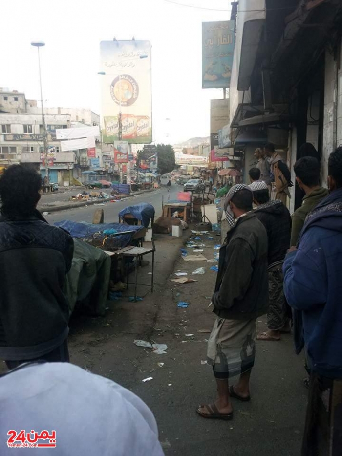 شاهد صور مباشرة من وسط مدينة تعز ..استمرار المواجهات بين عناصر تابعة لأبو العباس واخرى تتبع "غزوان المخلافي"