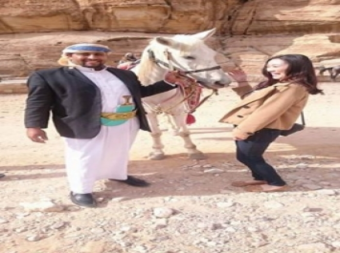 شاهد : سائحة صينية تنبهــر بزي شاب "يمني" في الأردن وتطلب إلتقاط صور تذكارية معه (صور)