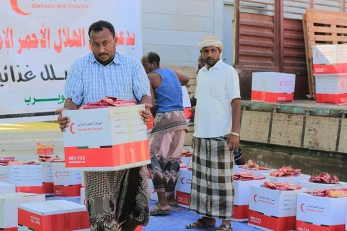 الهلال الأحمر الإماراتي يواصل توزيع المساعدات الإنسانية لسكان باب المندب والمناطق الساحلية