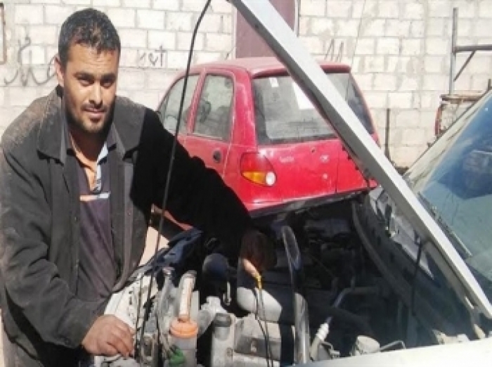 شاهد .. النجم اليمني أفضل لاعب آسيوي في العام 2008 يتحول الى ميكانيكي سيارات (صورة)