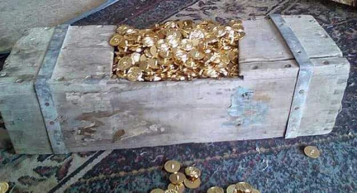 بالصور: مواطن يعثر على مقبرة أثرية مليئة بالكنوز في هذه المحافظة (شاهد)