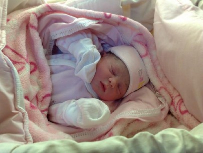 ولادة أول أنثى بالعالم من "ثلاثة آباء"