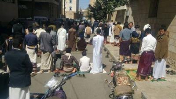 صوره وحدث .. بسبب الحوثيون المواطنون يتغيبون عن خطبة الجمعة ويُفضلون الشارع أو المنزل لأداء الصلاة