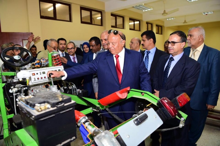 رئيس الجمهورية يقوم بزيارة ميدانية إلى ميناء عدن وكلية الهندسة (بالصورة )