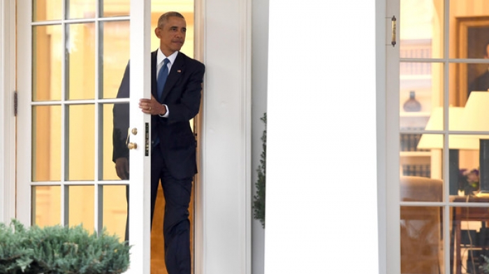 شاهد "فيديو" لحظة الخروج الأخير لأوباما من البيت الأبيض