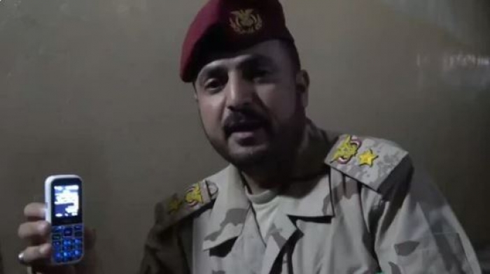 بالصورة .. قائد كتيبة في اللواء 314 يوجه رسائل للحوثيين بعد أسره من قبل قوات الجيش في نهم