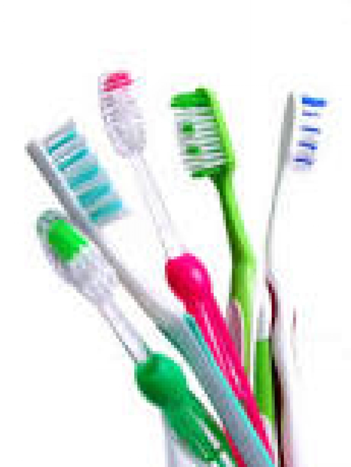دراسة تحذر من خطر فرشاة الأسنان